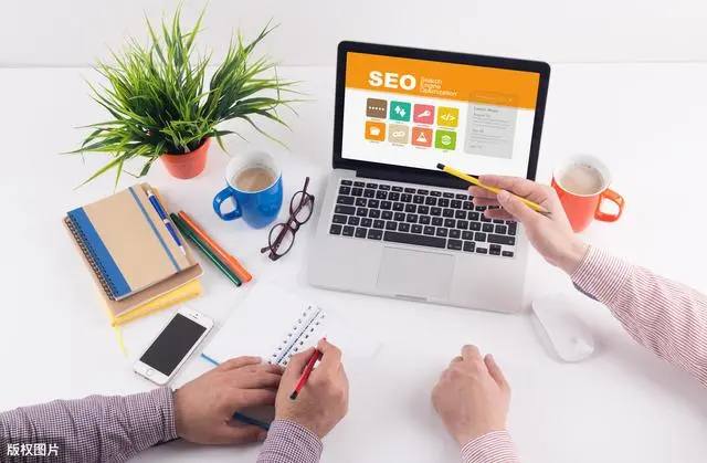 没人告诉我汪苏泷裤腿上是字啊